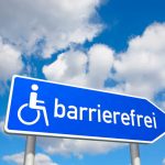 wegweiser-barrierefrei-blau-himmel-bluedesign-adobestock-1024x768