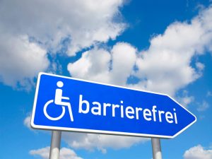 wegweiser-barrierefrei-blau-himmel-bluedesign-adobestock-1024x768